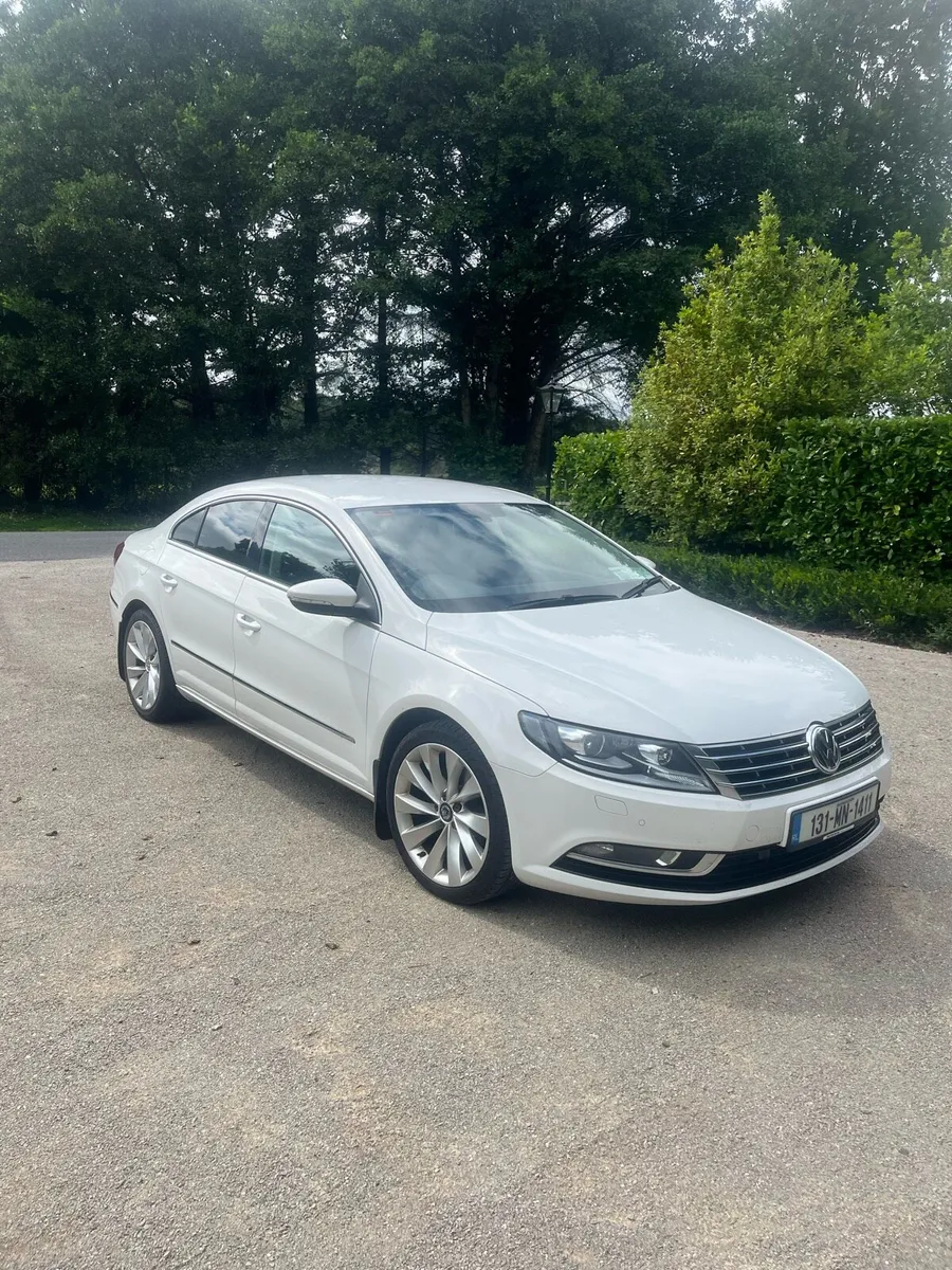 White CC VW Passat. - Image 1
