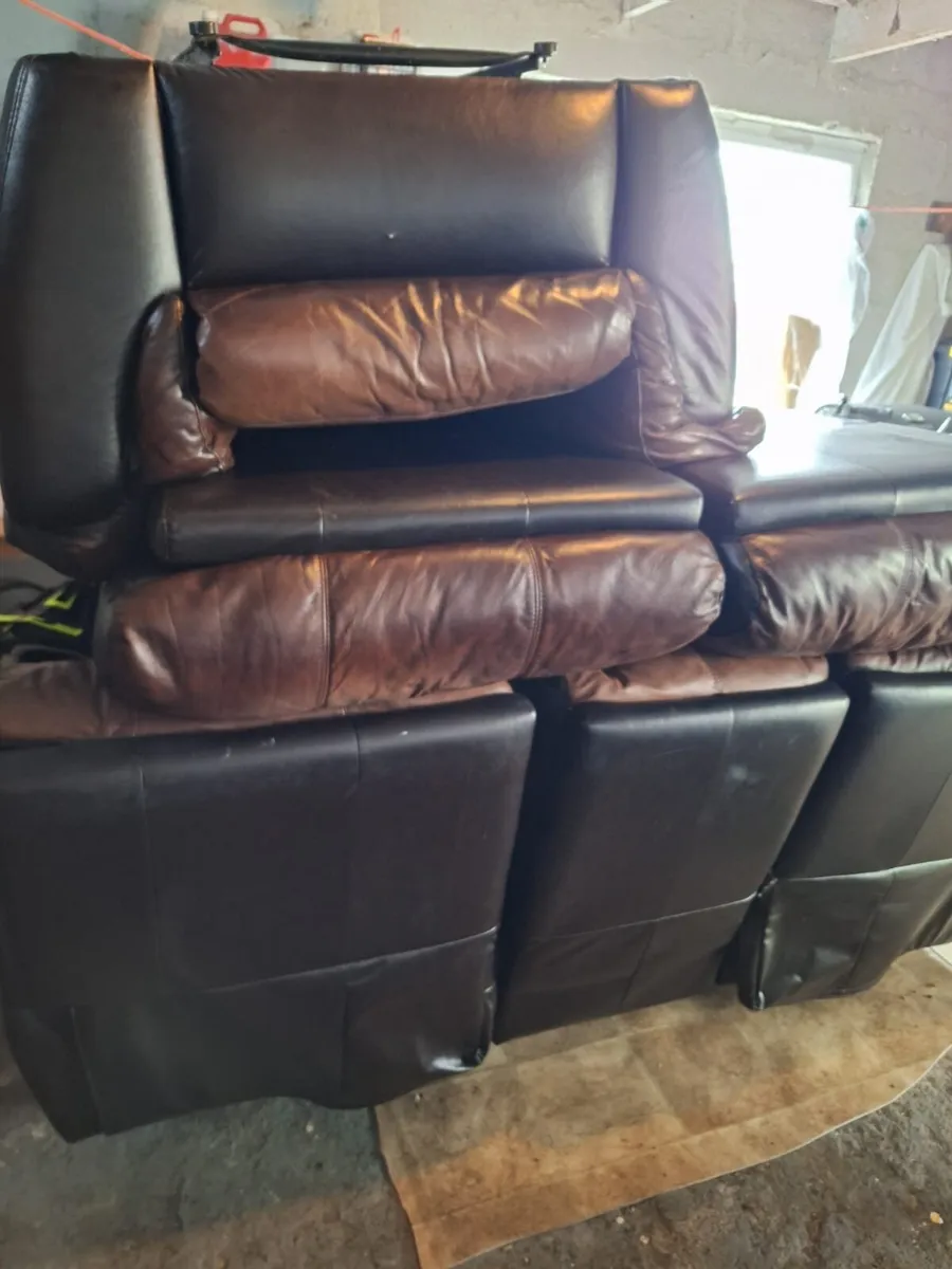 Suite of furniture - Image 1