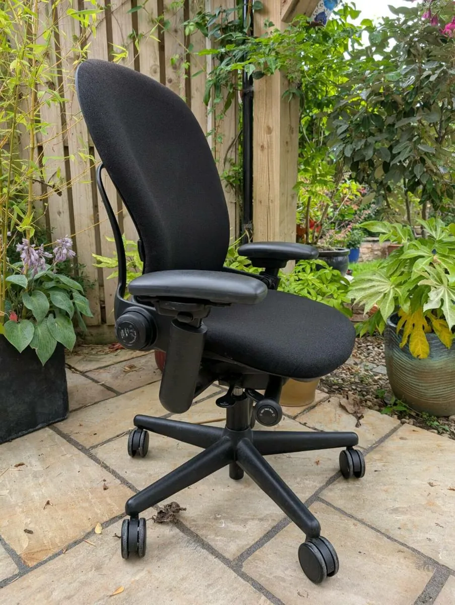 Ergonomic office chair - Image 4