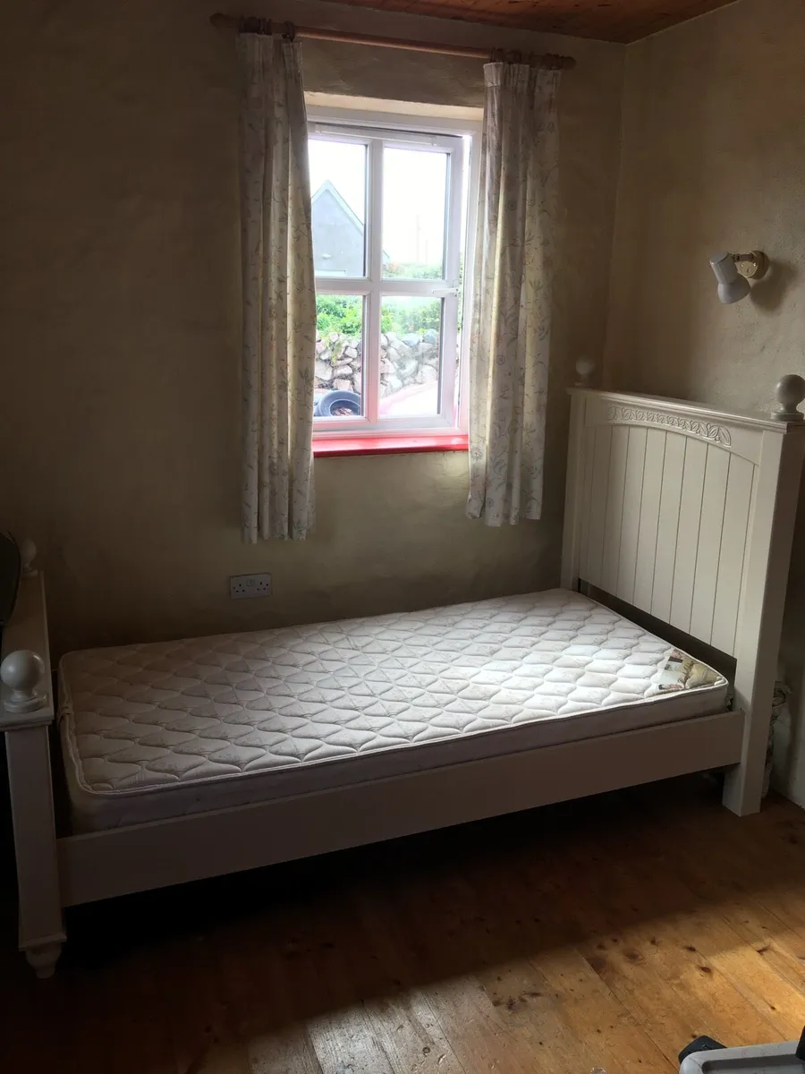 Single bed - Image 2