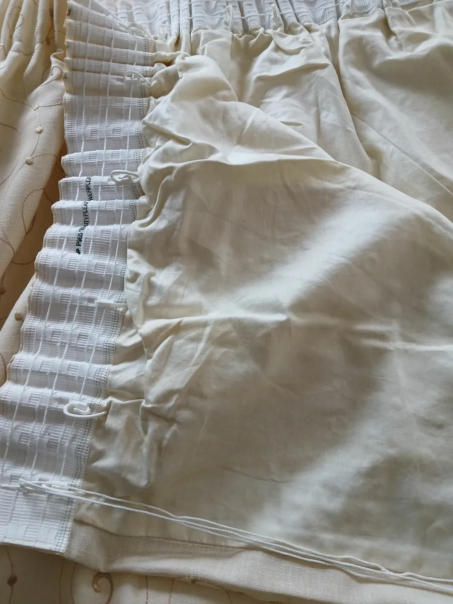 Curtains - Image 2