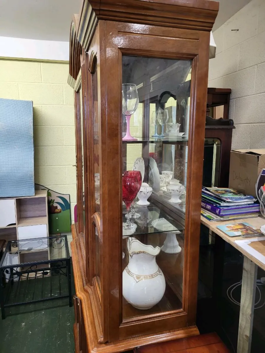 Beautiful Display Cabinet - Image 4