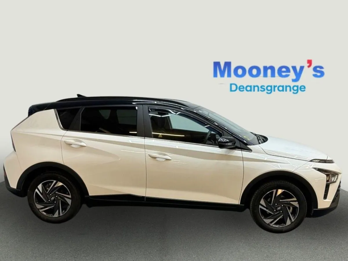 Hyundai Bayon Executive 5DR 2 Tone Black Roof - Image 4