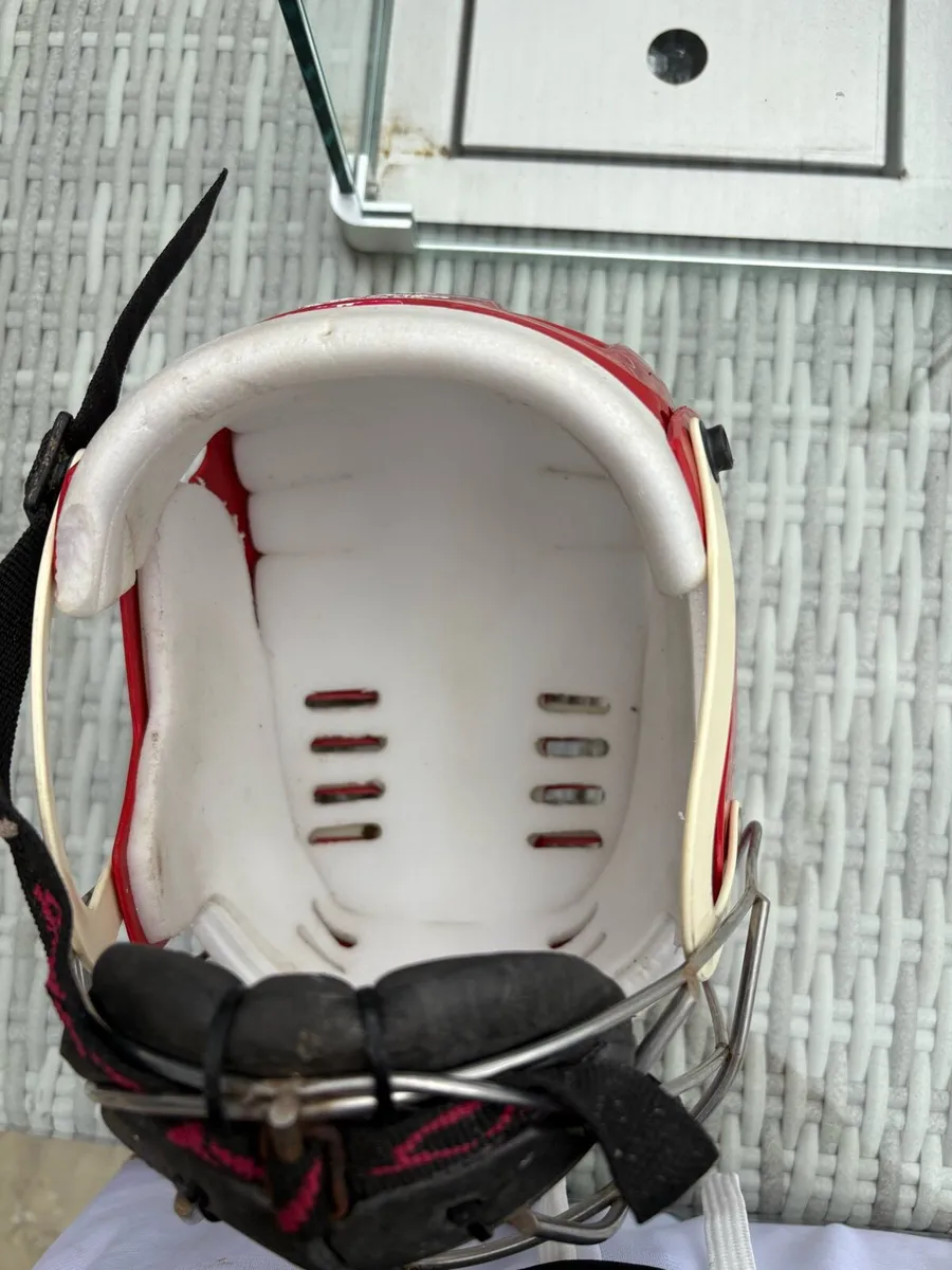 Hurling helmet - Image 3