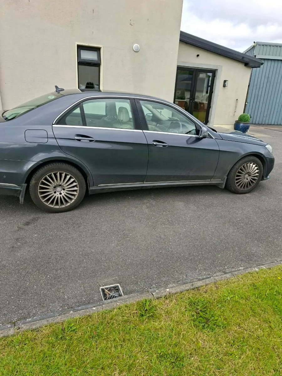 E220 MERCEDES - Image 4