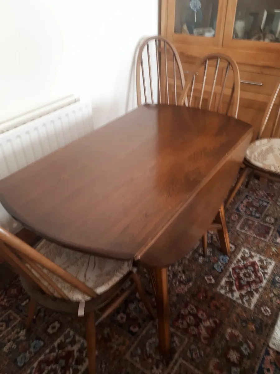 Table and chairs - Image 1