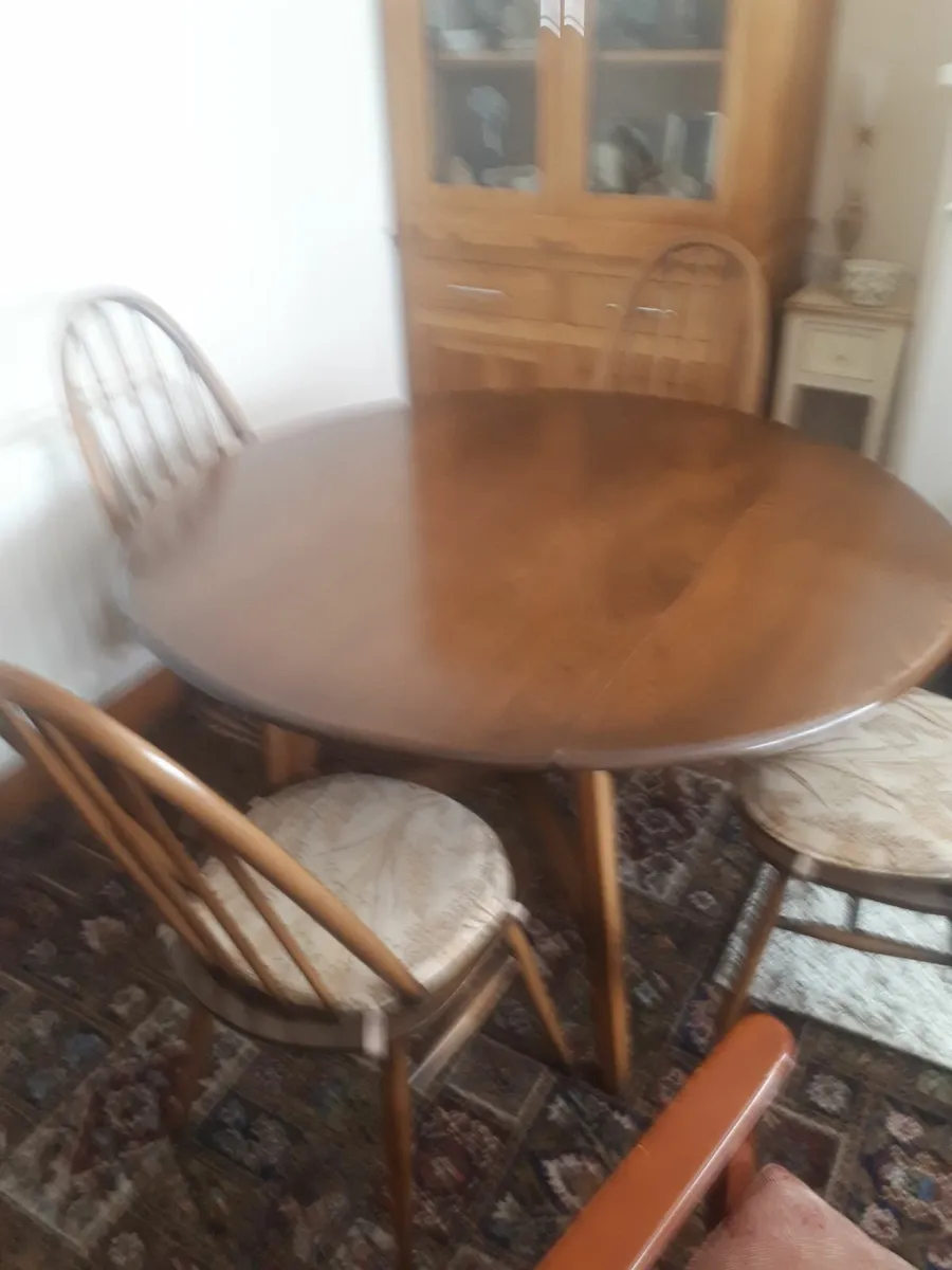 Table and chairs - Image 2