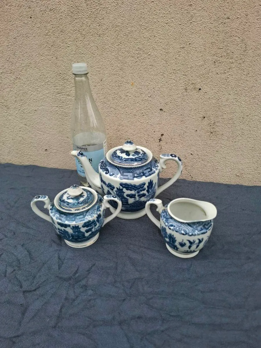 Blue willow imitation china tea set