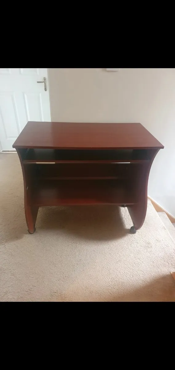 Computer desk - Image 1