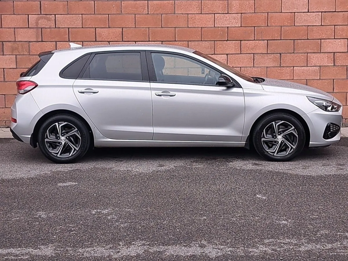 Hyundai i30 Deluxe Model 1.6 Diesel. - Image 4