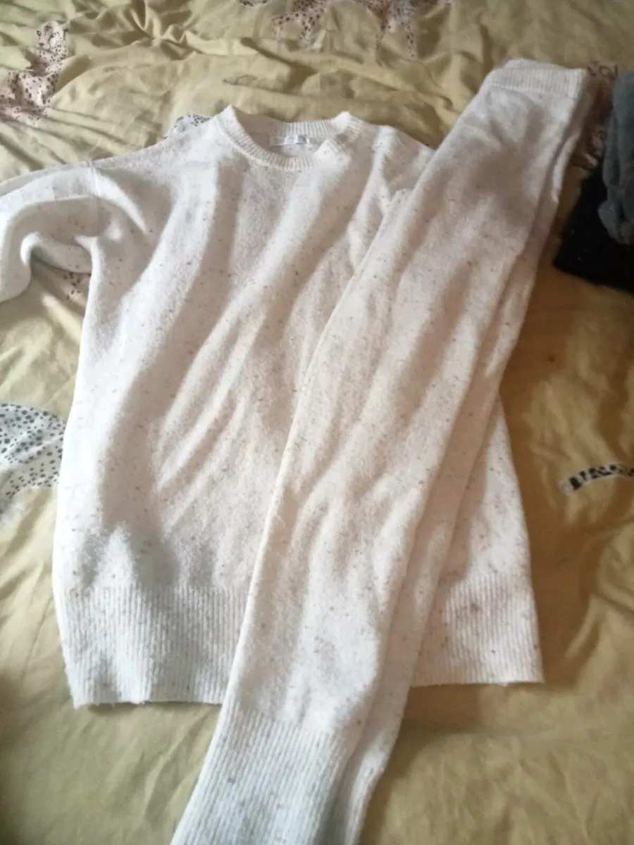 Ladies winter bundle size 8_10 boots size 5 - Image 3