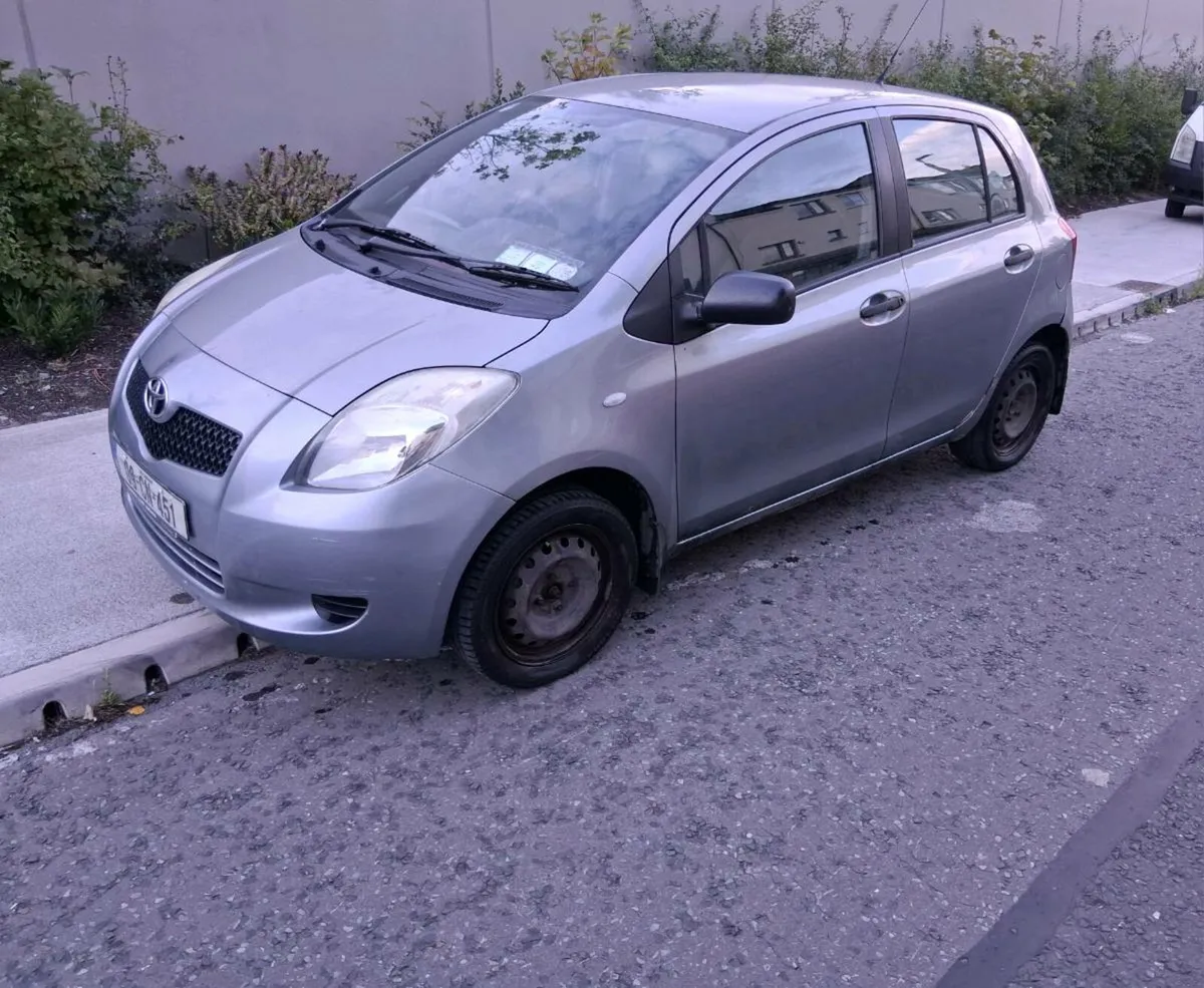 2009 TOYOTA YARIS TAX 09/25 - Image 1