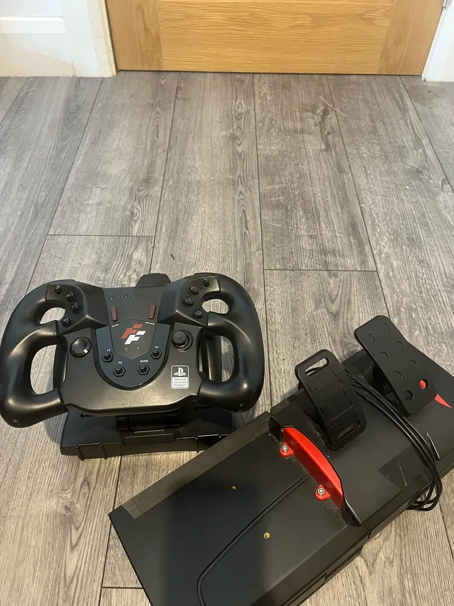 Racing wheel with pedals - Image 1