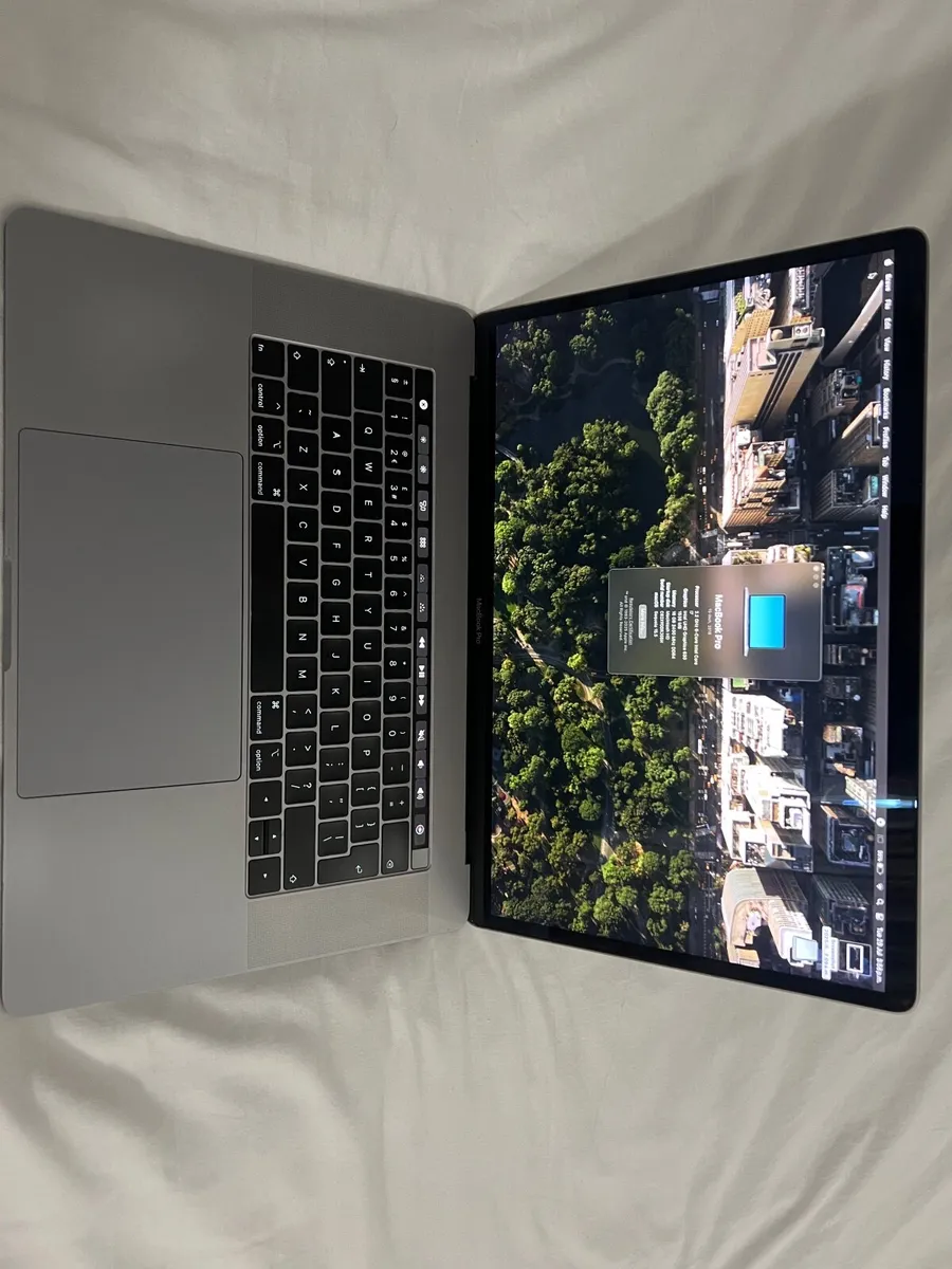 15’ MacBook Pro 2018 - Image 3