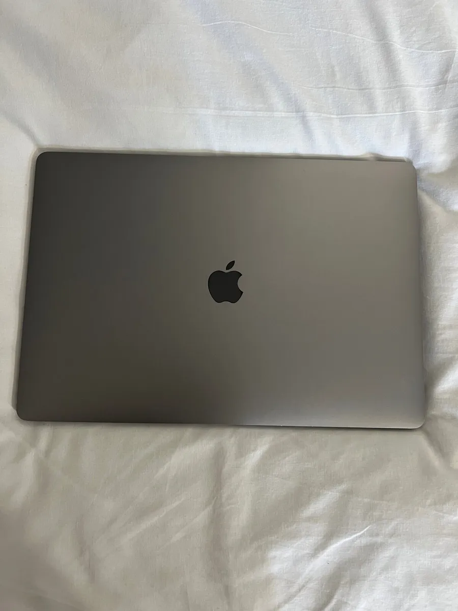 15’ MacBook Pro 2018 - Image 4