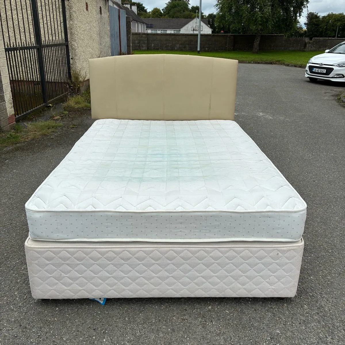 Double bed with headboard - Image 1