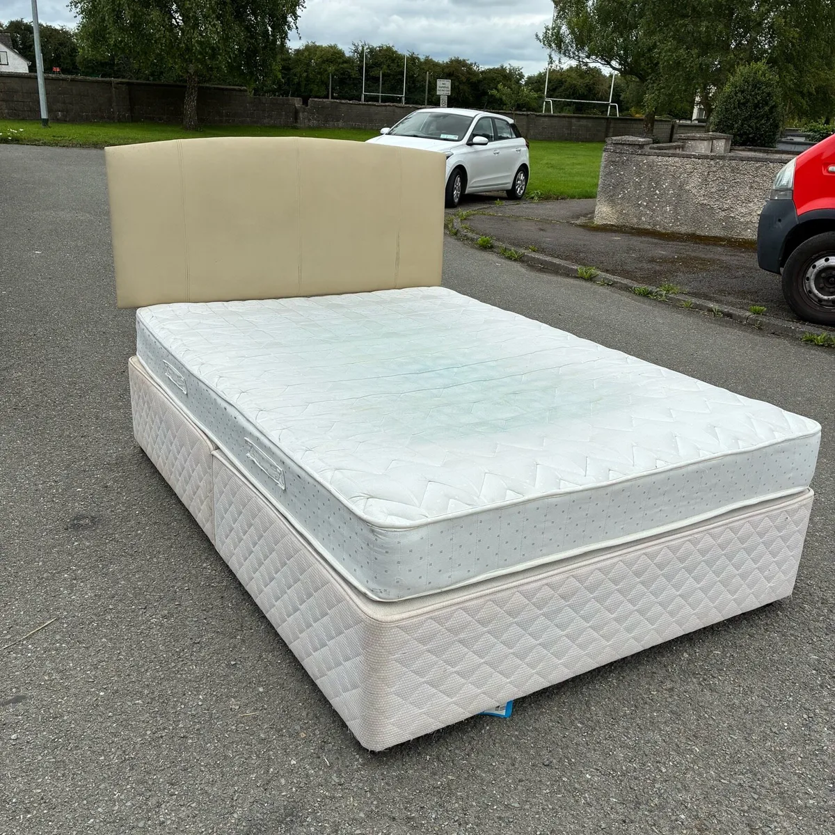 Double bed with headboard - Image 2