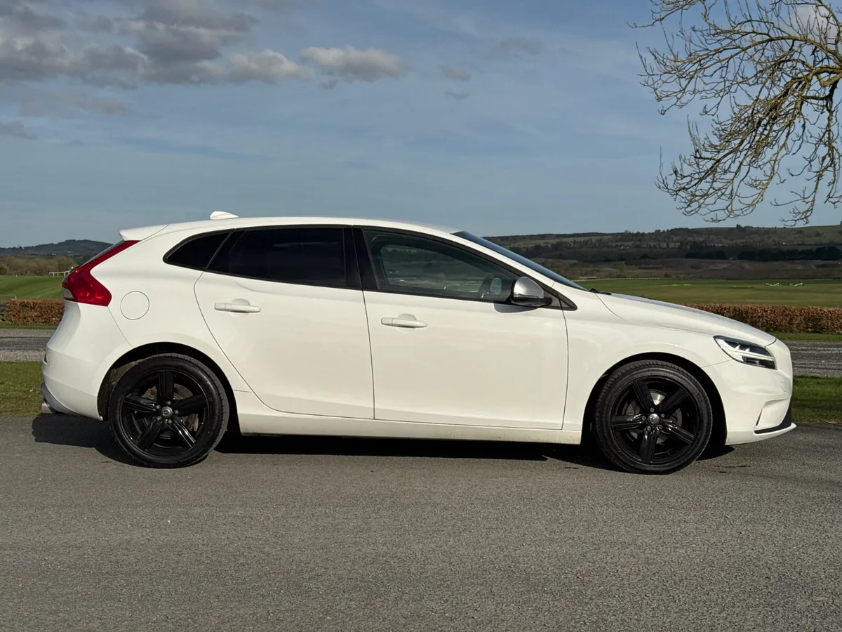 Volvo V40 2017 R-Design 2.0 - Image 3