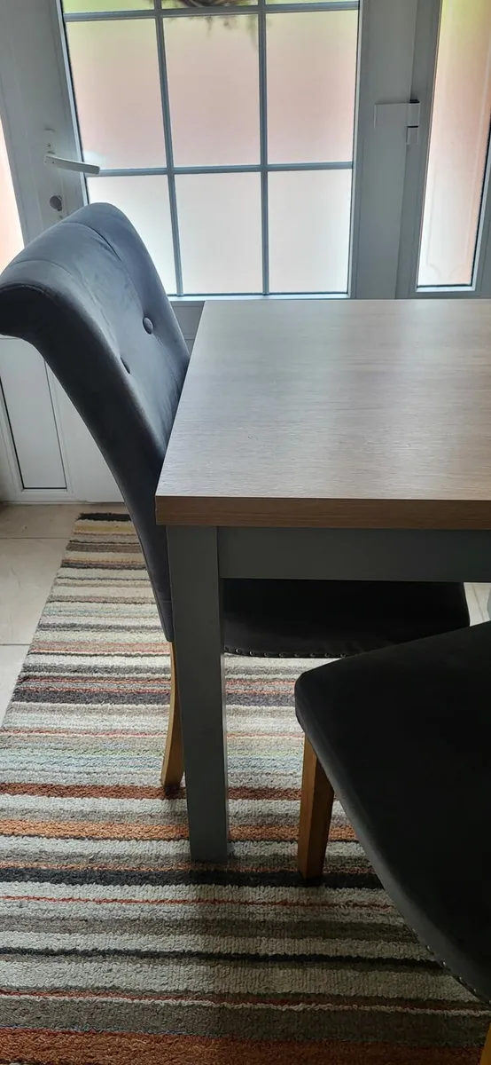 Table and chairs - Image 2