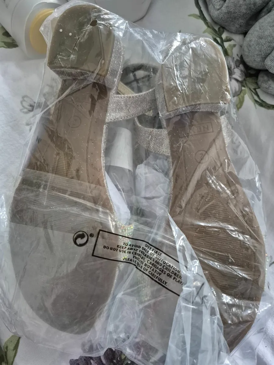 Girls sandles - Image 1
