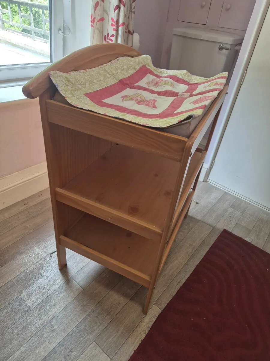 Baby changing table - Image 1