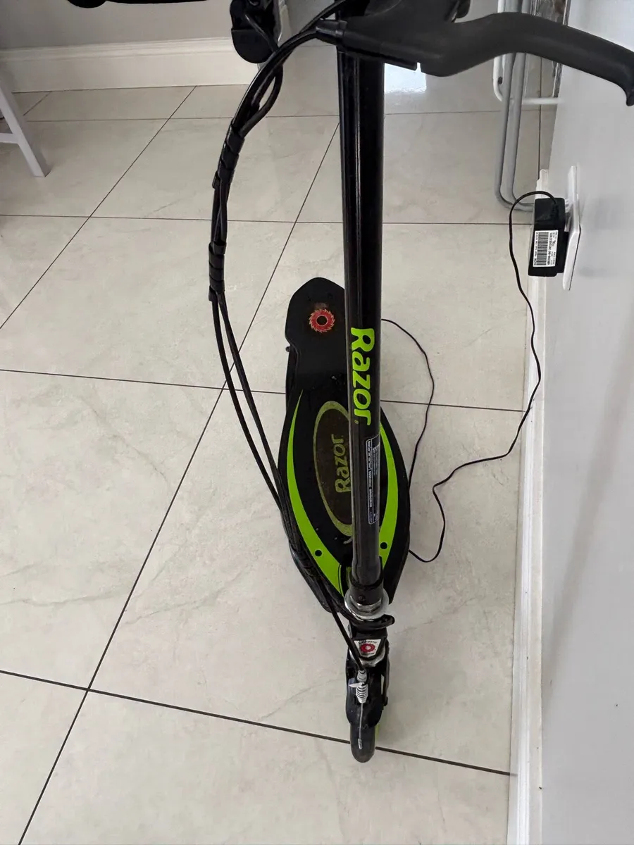 Razor electric motor scooter - Image 3