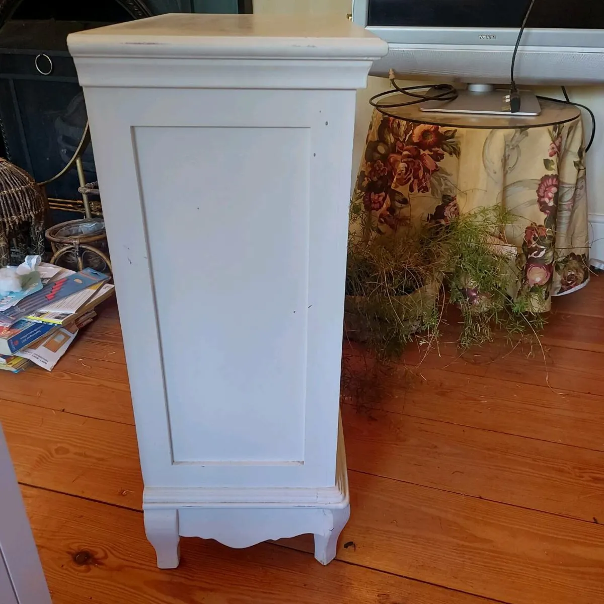 White wood cabinet - Image 4