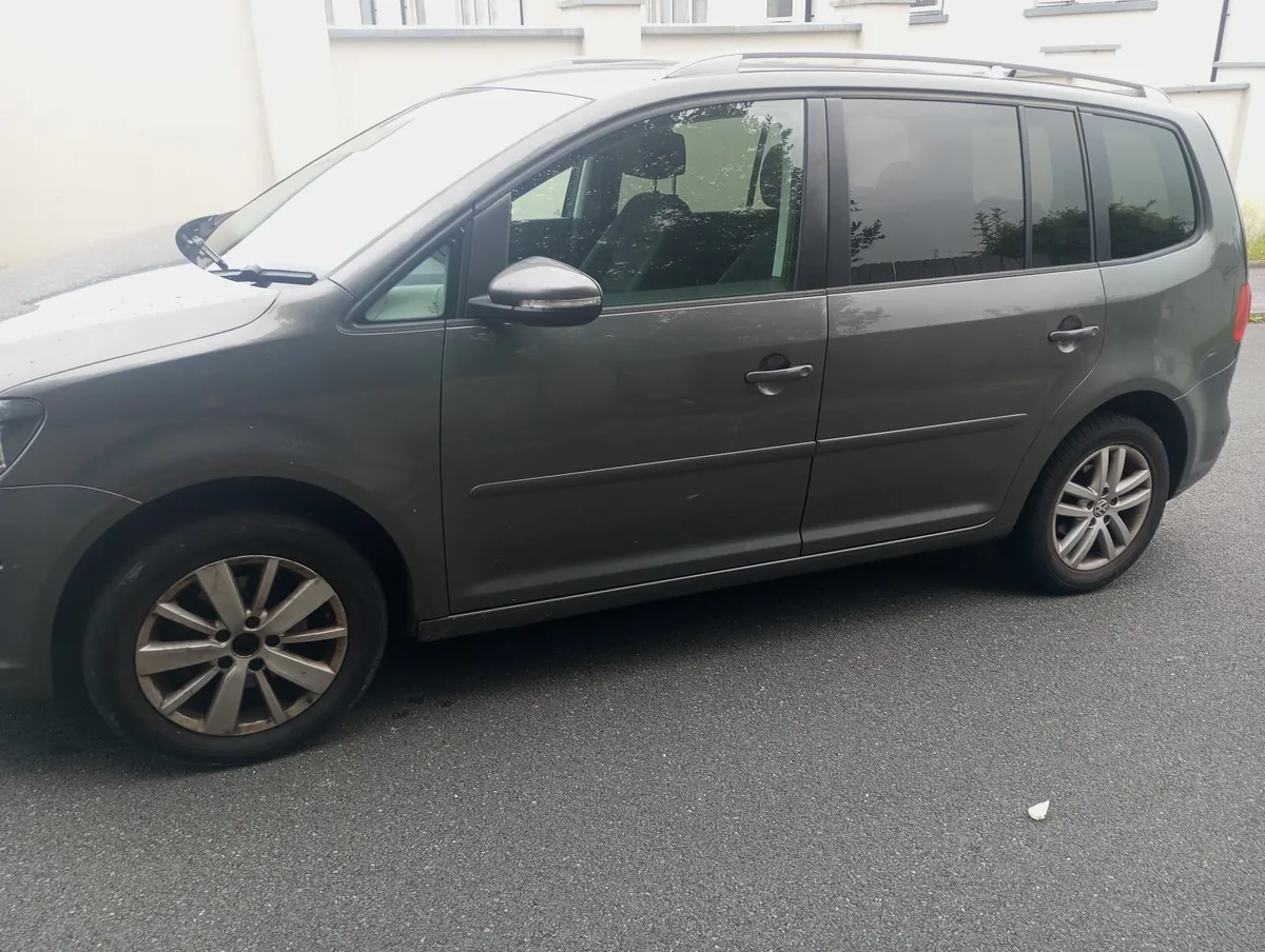 Volkswagen Touran 2015 - Image 2