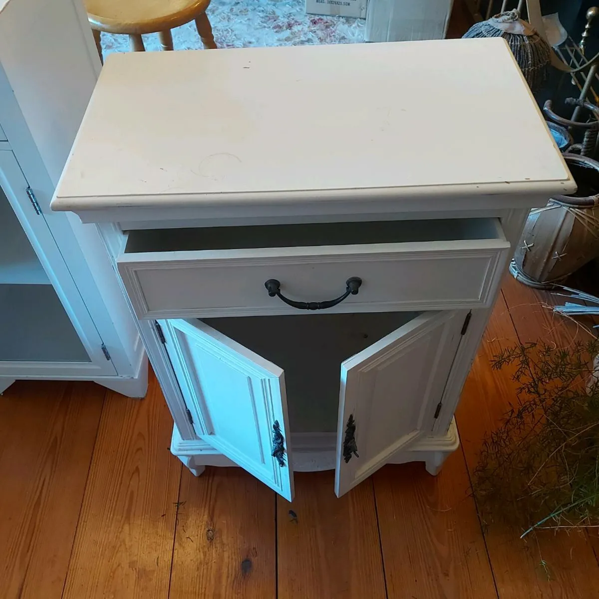 White wood cabinet - Image 1