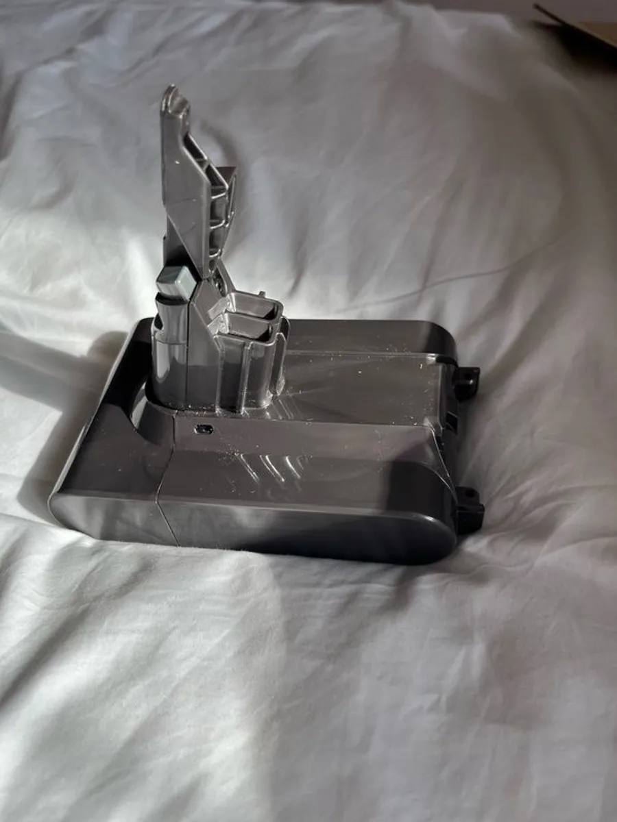 Dyson V7 Battery - Image 1