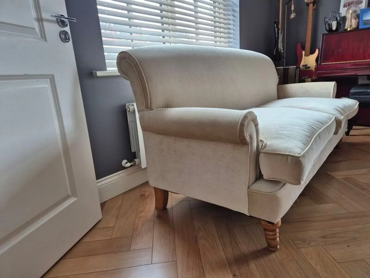 Elegant three seater sofa - Image 3