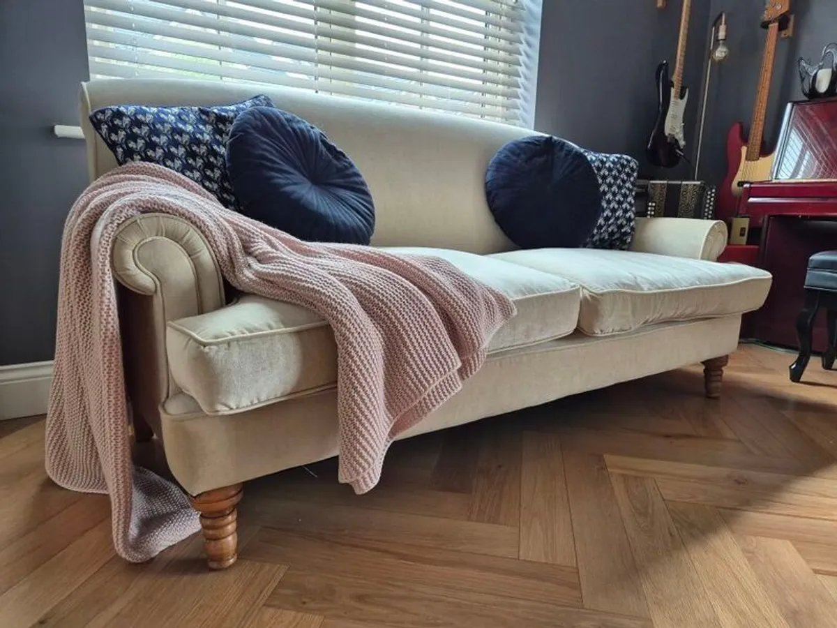 Elegant three seater sofa - Image 4