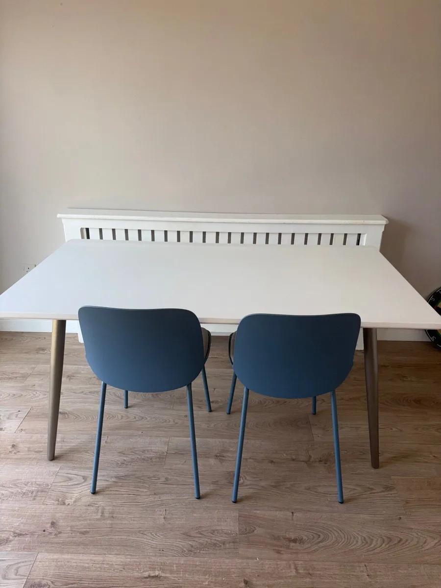 Table and 2 chairs - Image 1