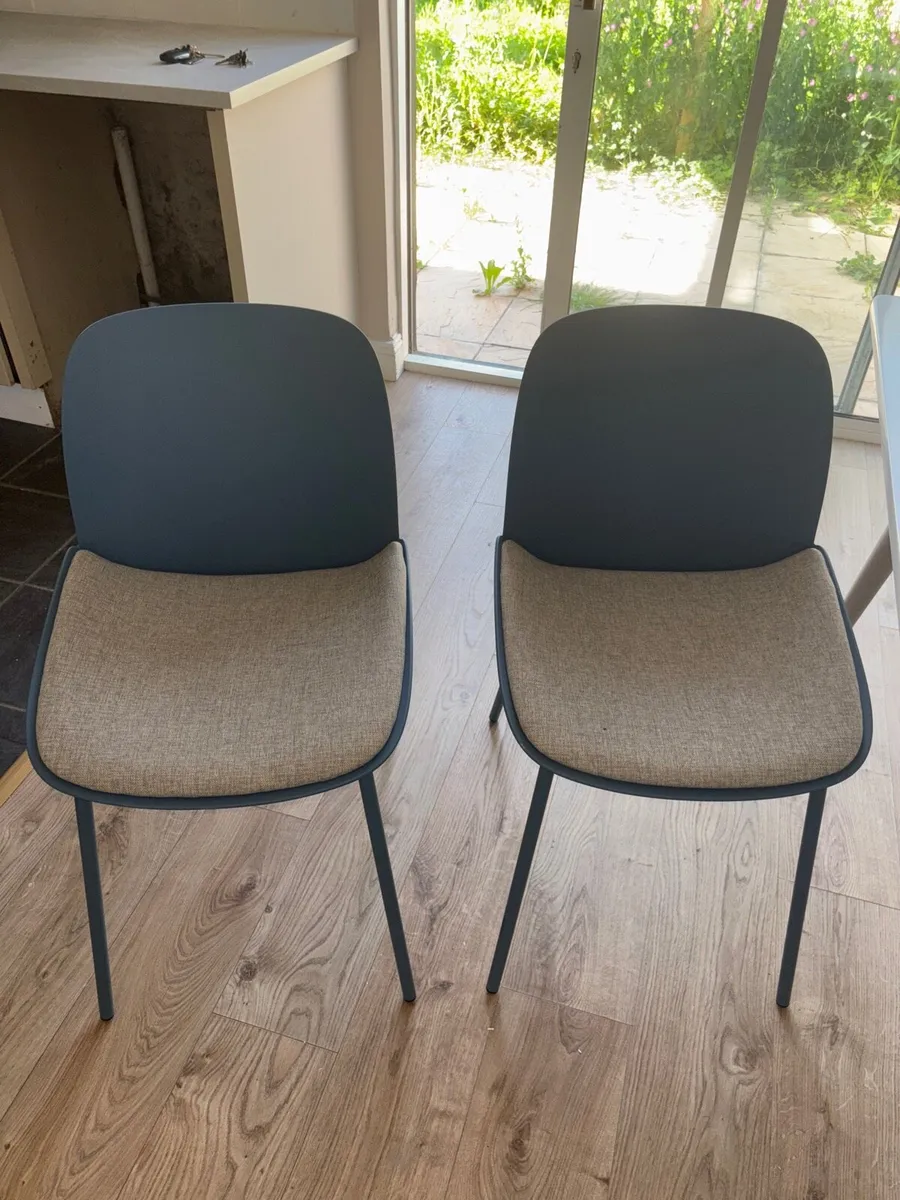 Table and 2 chairs - Image 3