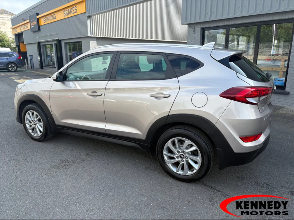 Hyundai Tucson 1.7 EXECUTIVE 5DR - Image 4