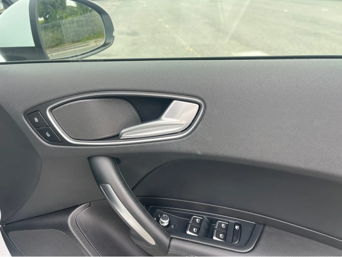 Audi A1 1.0 TFSI Stronic  5DR automatic - Image 3
