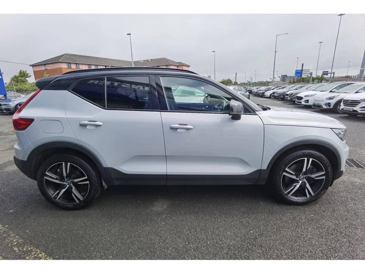 Volvo XC40 1.5 R-DESIGN T5 RECHARGE PETROL PLUG-IN - Image 4