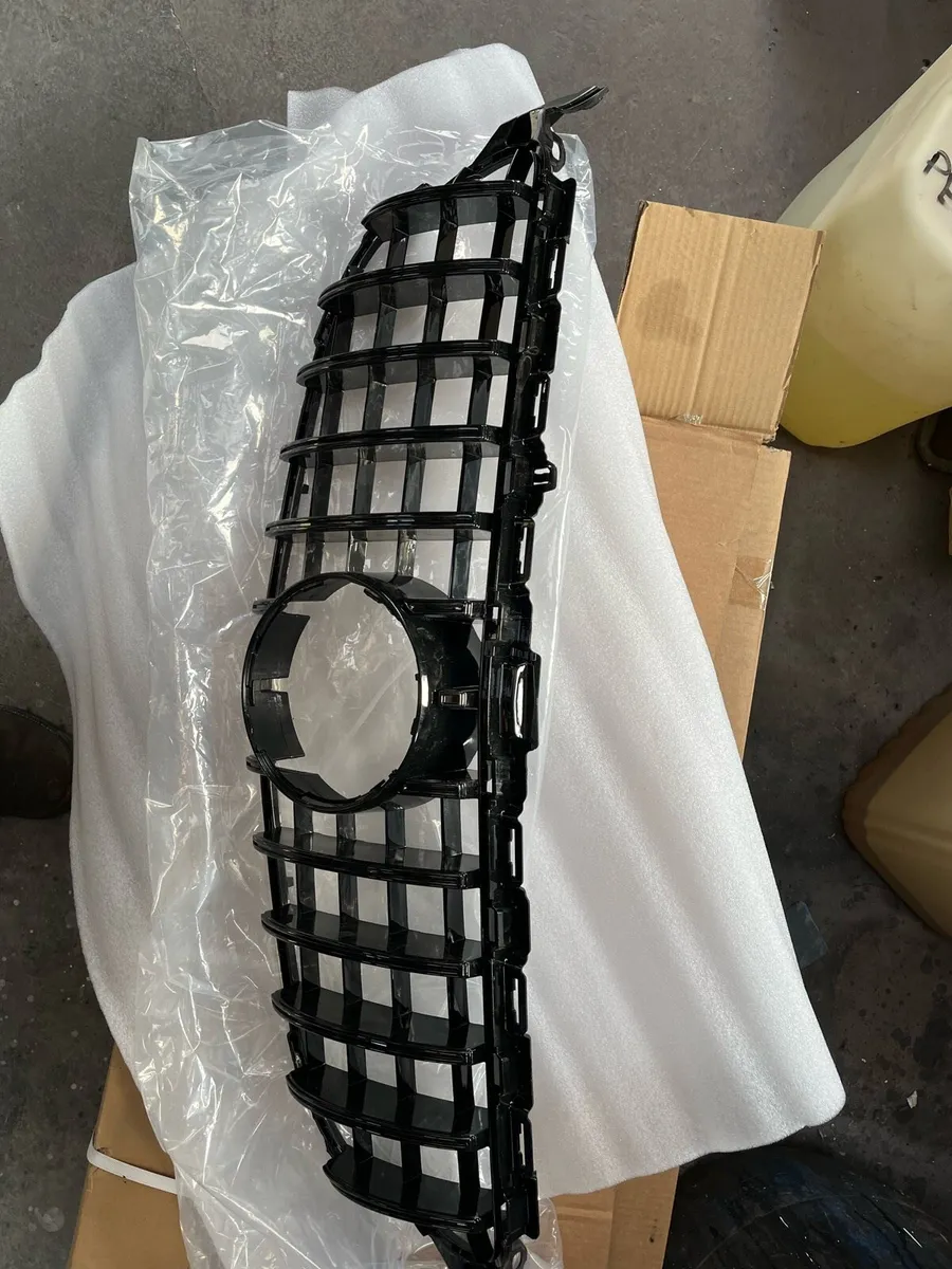 2015-2018 Mercedes C-class front grill - Image 2