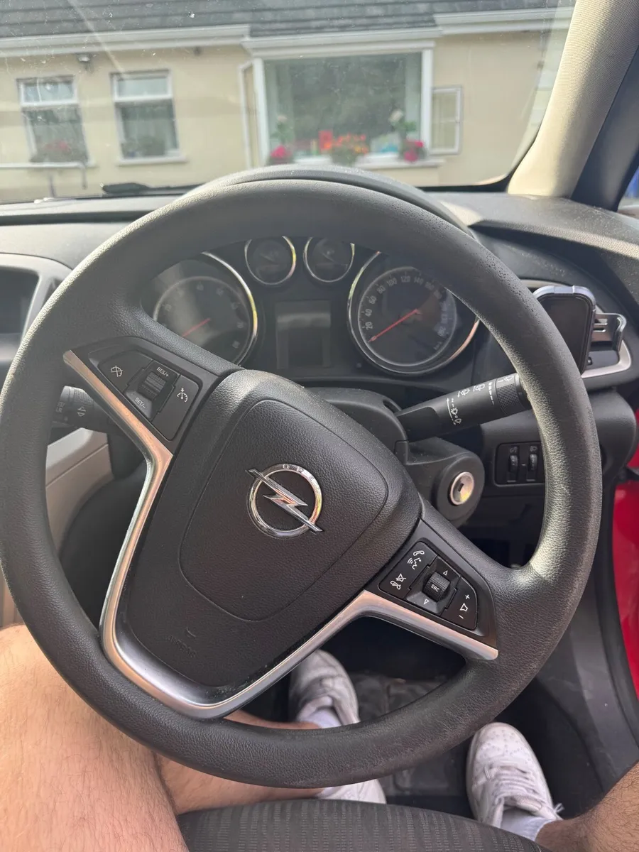Opel Astra 2012 - Image 2