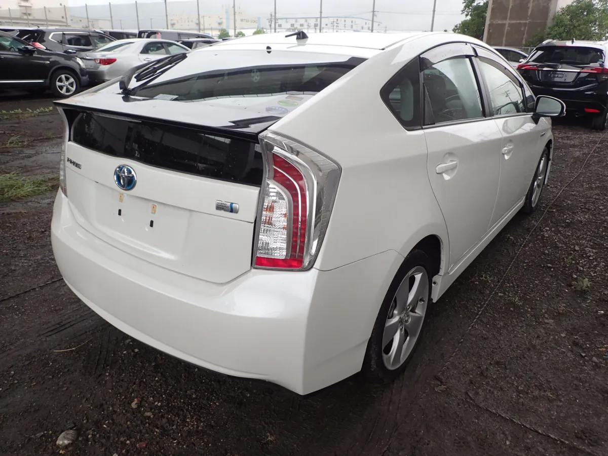 2014 Toyota Prius 1.8 Hybrid HIGH SPEC - Image 2