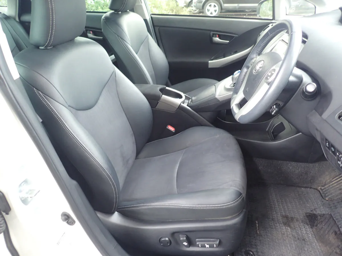 2014 Toyota Prius 1.8 Hybrid HIGH SPEC - Image 3
