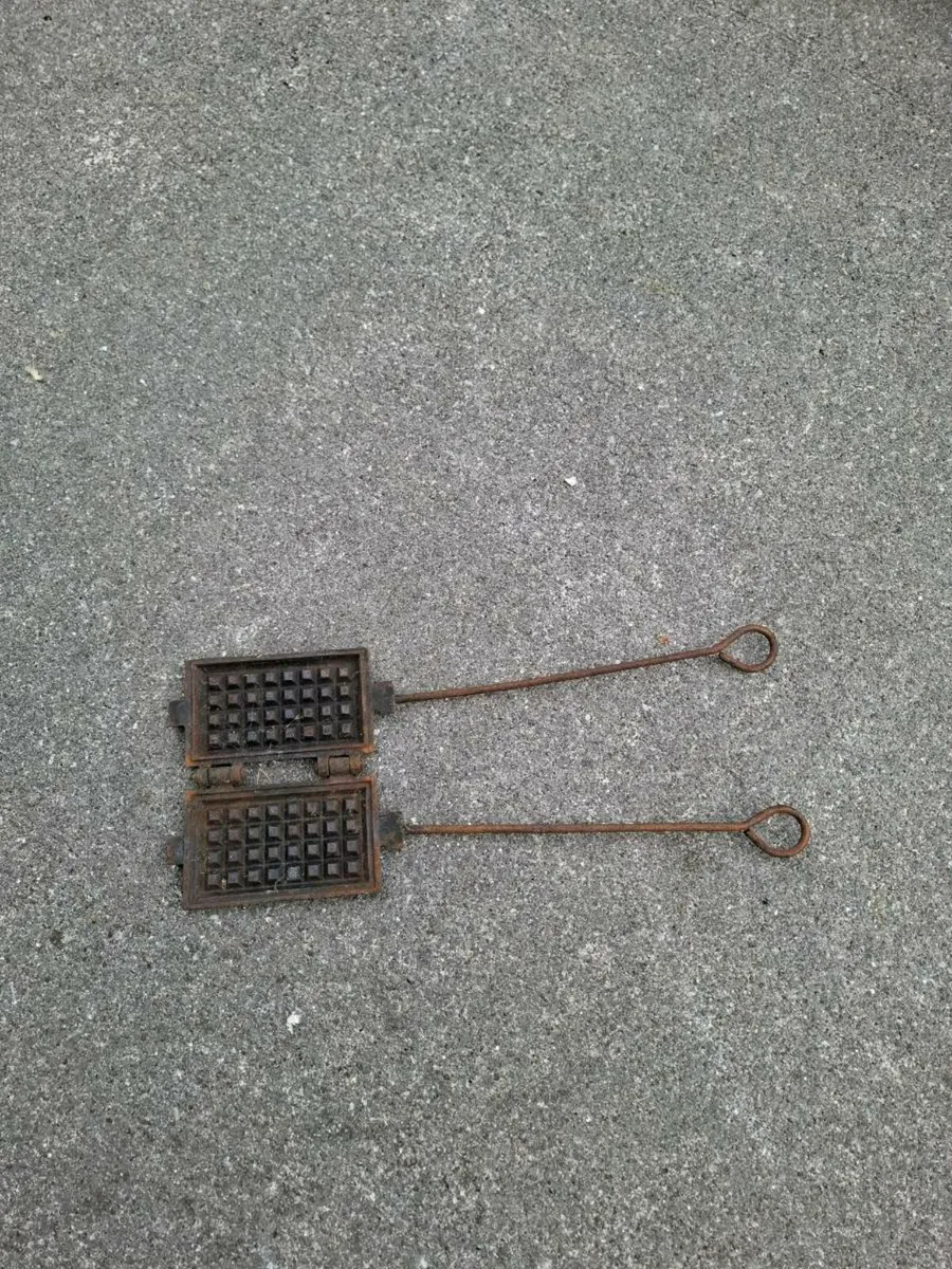 Antique cast iron waffles maker postage possible