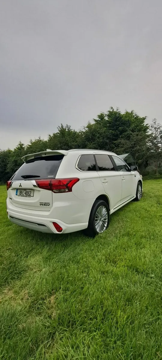 2019 Mitsubishi Outlander PHEV 4hs - Image 2