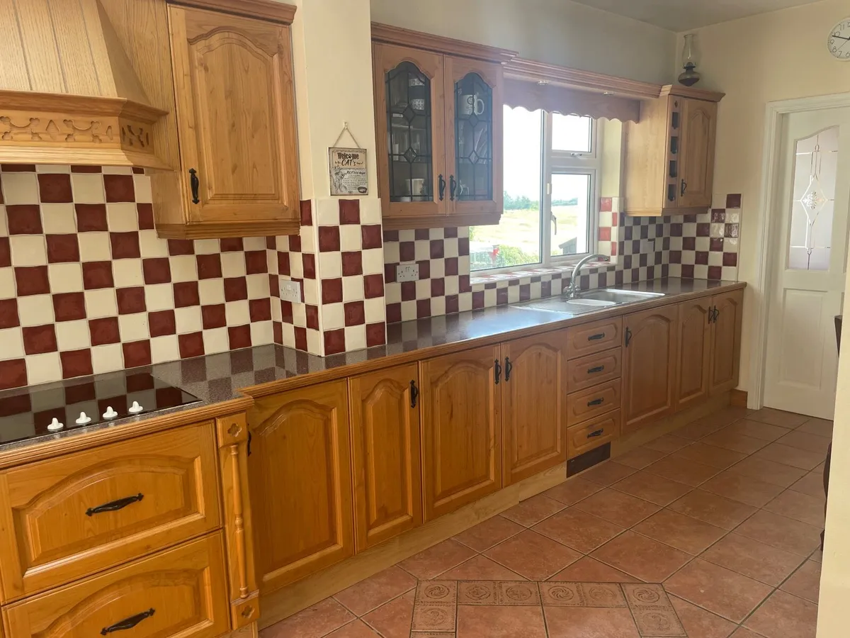 Kitchen units including appliances - Image 1