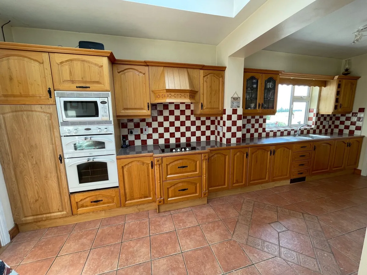 Kitchen units including appliances - Image 3