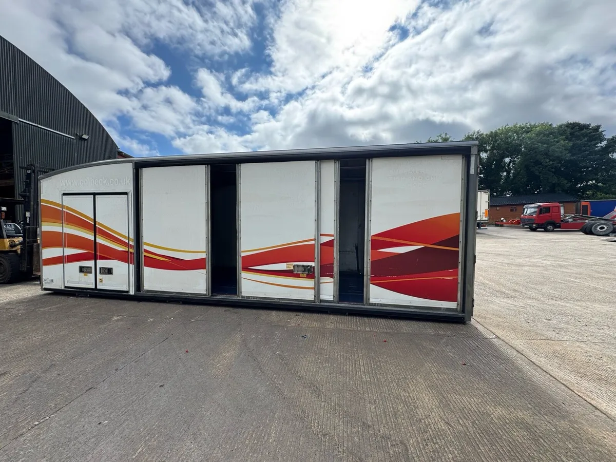 Storage container with insulated compartment - Image 4