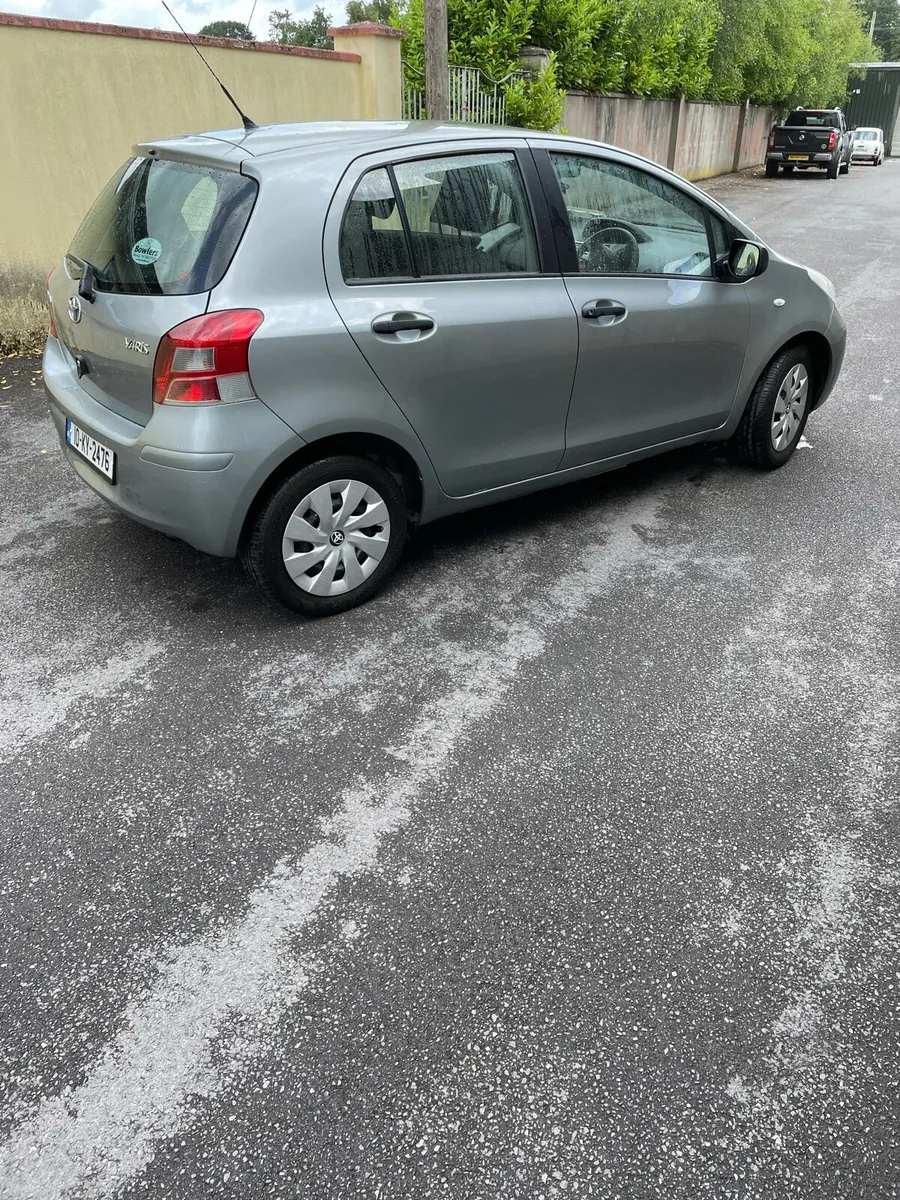 2010 Toyota Yaris - Image 2