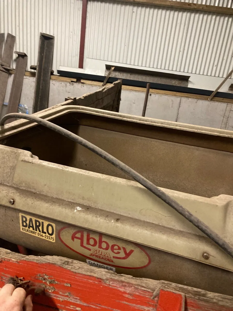 Abbey half Ton fertiliser spreader - Image 2