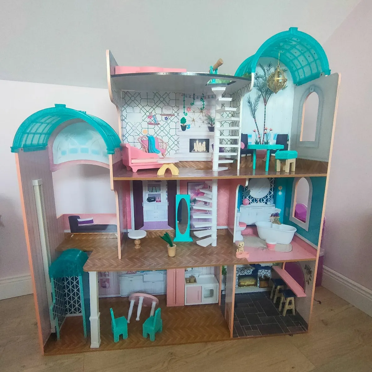 Dolls house mansion and Barbie campervan - Image 1