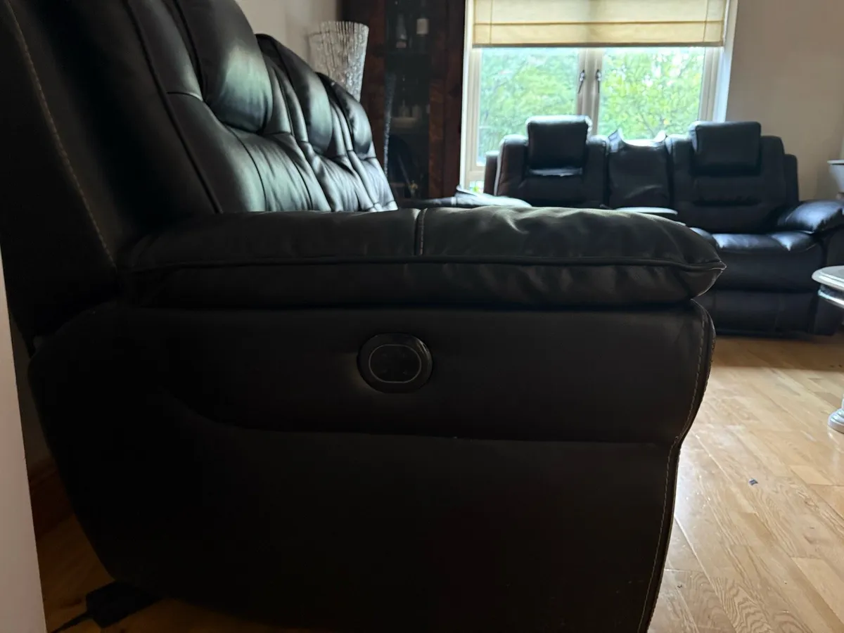Recliner sofa 3 seater +2 seater - electric- - Image 3